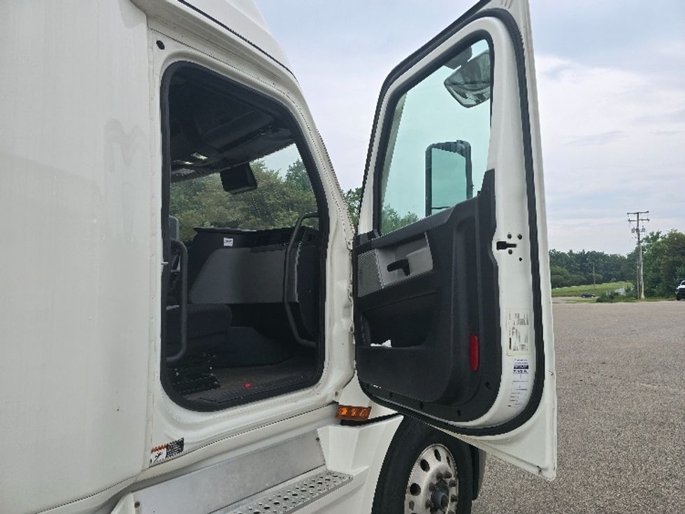 Sleeper Tractor-Heavy Duty Tractors-Freightliner-2022-T12664ST-Zanesville-OH-685,005\n\t\tmiles-$ 57,000 - Image 13