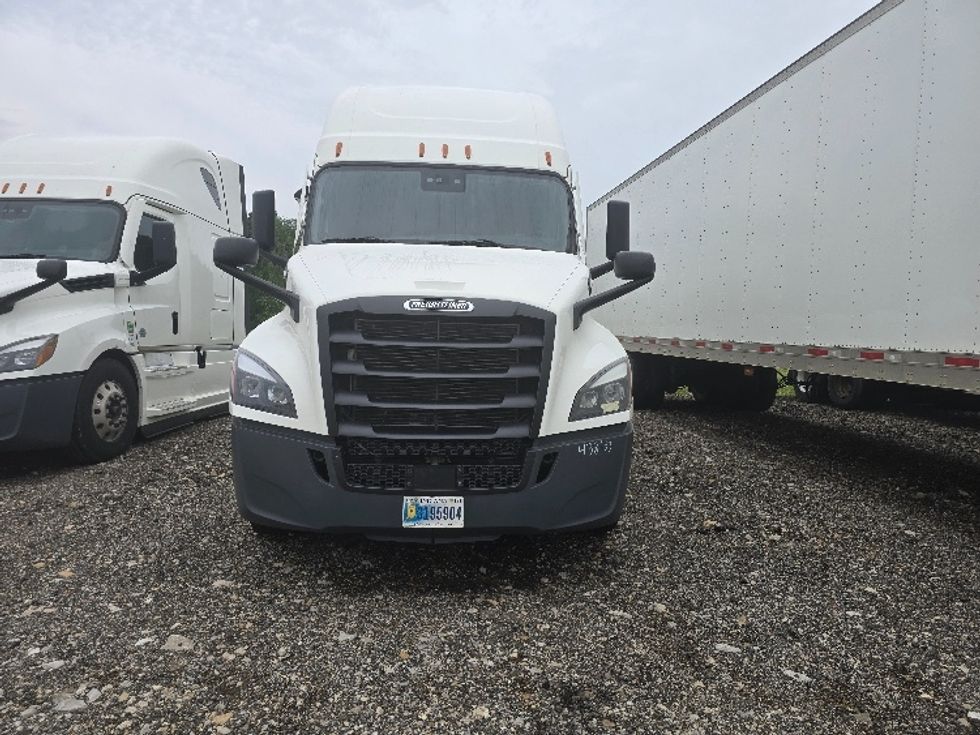 Sleeper Tractor-Heavy Duty Tractors-Freightliner-2022-T12664ST-Zanesville-OH-685,005\n\t\tmiles-$ 57,000 - Image 2