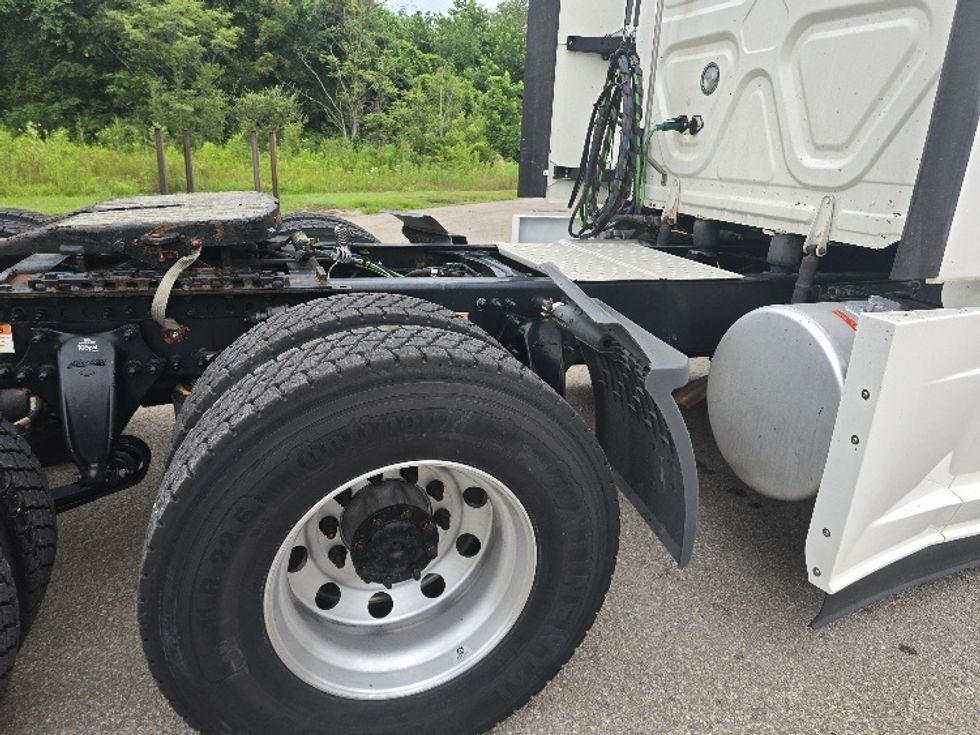 Sleeper Tractor-Heavy Duty Tractors-Freightliner-2022-T12664ST-Zanesville-OH-685,005\n\t\tmiles-$ 57,000 - Image 22
