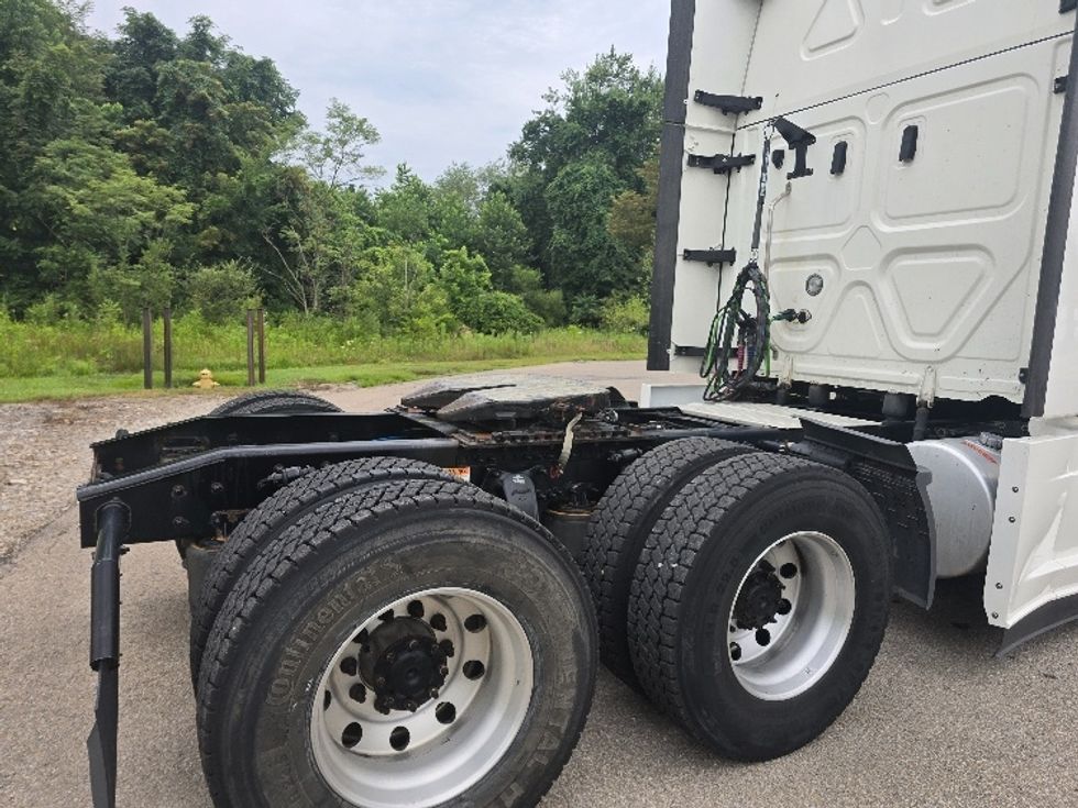 Sleeper Tractor-Heavy Duty Tractors-Freightliner-2022-T12664ST-Zanesville-OH-685,005\n\t\tmiles-$ 57,000 - Image 23