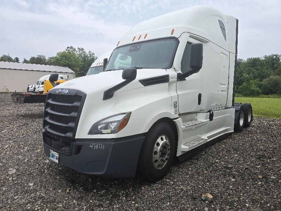 Sleeper Tractor-Heavy Duty Tractors-Freightliner-2022-T12664ST-Zanesville-OH-685,005\n\t\tmiles-$ 57,000 - Image 3
