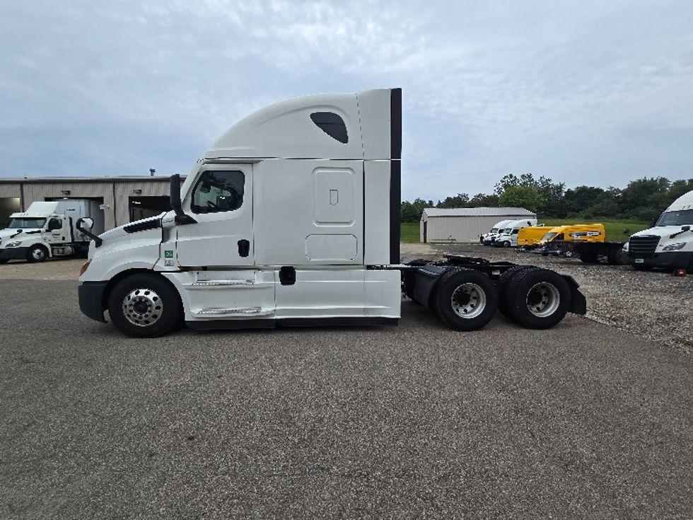 Sleeper Tractor-Heavy Duty Tractors-Freightliner-2022-T12664ST-Zanesville-OH-685,005\n\t\tmiles-$ 57,000 - Image 4
