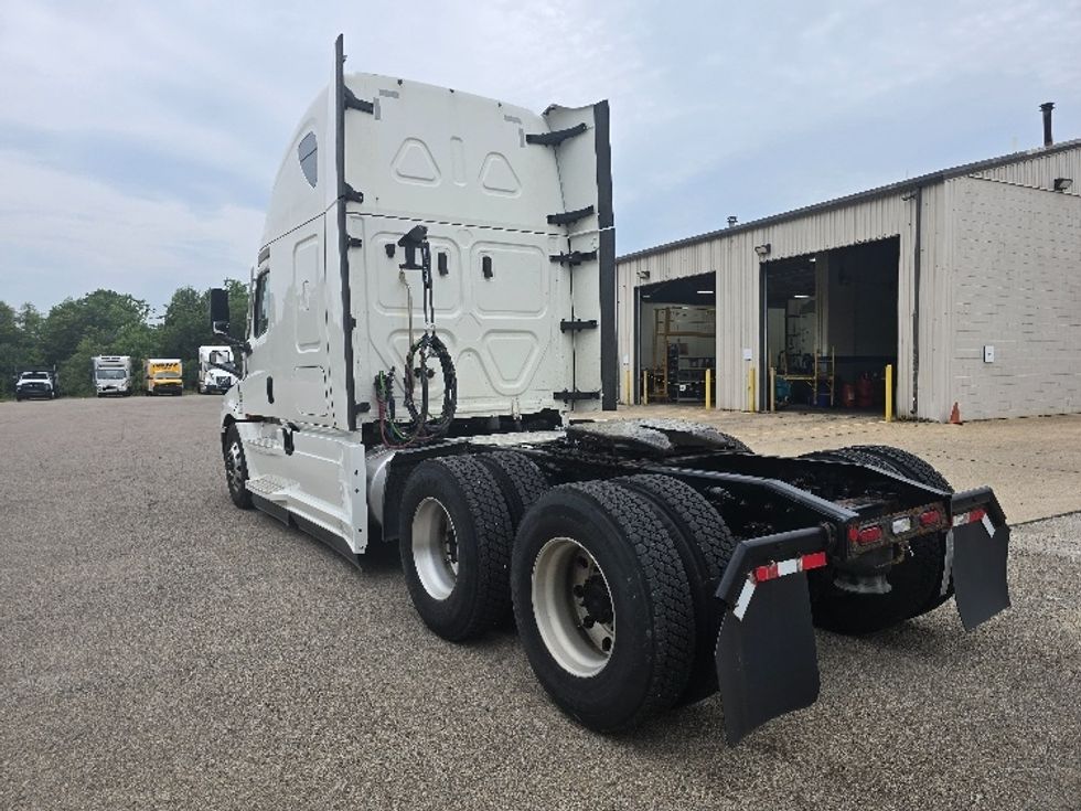 Sleeper Tractor-Heavy Duty Tractors-Freightliner-2022-T12664ST-Zanesville-OH-685,005\n\t\tmiles-$ 57,000 - Image 5