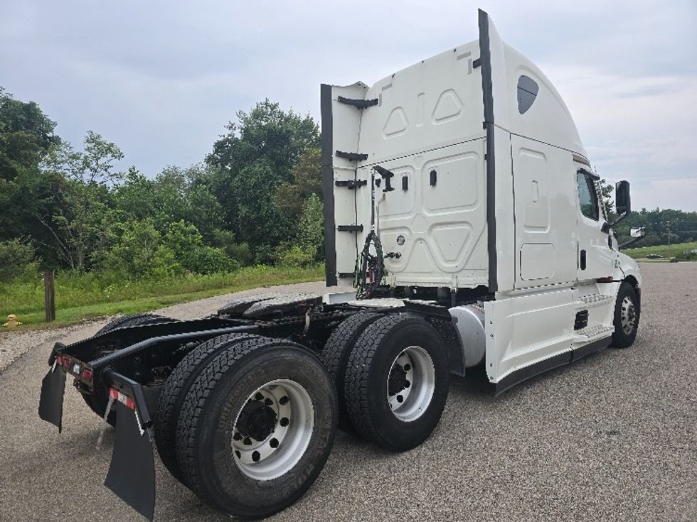 Sleeper Tractor-Heavy Duty Tractors-Freightliner-2022-T12664ST-Zanesville-OH-685,005\n\t\tmiles-$ 57,000 - Image 7