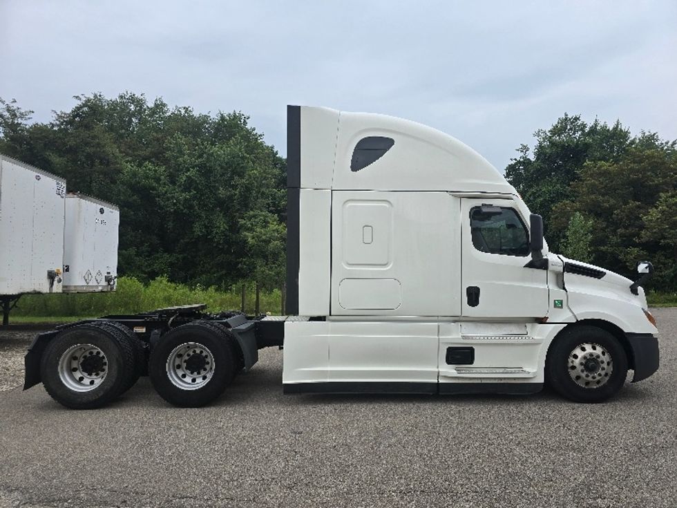 Sleeper Tractor-Heavy Duty Tractors-Freightliner-2022-T12664ST-Zanesville-OH-685,005\n\t\tmiles-$ 57,000 - Image 8