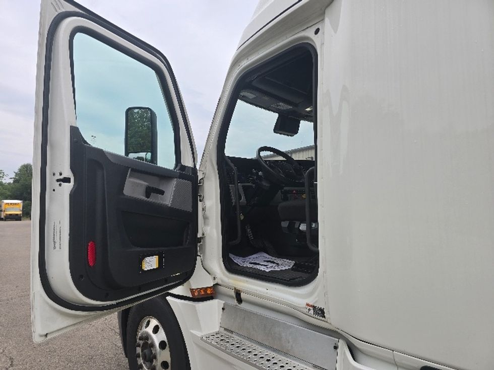 Sleeper Tractor-Heavy Duty Tractors-Freightliner-2022-T12664ST-Zanesville-OH-685,005\n\t\tmiles-$ 57,000 - Image 9