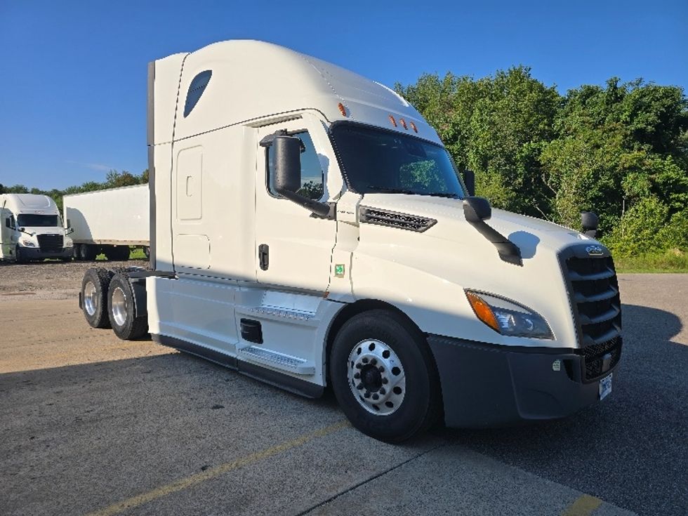 Sleeper Tractor-Heavy Duty Tractors-Freightliner-2022-T12664ST-Zanesville-OH-779,200\n\t\tmiles-$ 49,500 - Image 1