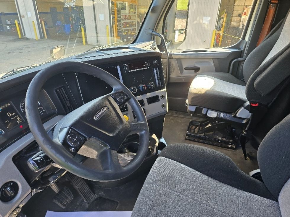 Sleeper Tractor-Heavy Duty Tractors-Freightliner-2022-T12664ST-Zanesville-OH-779,200\n\t\tmiles-$ 49,500 - Image 10
