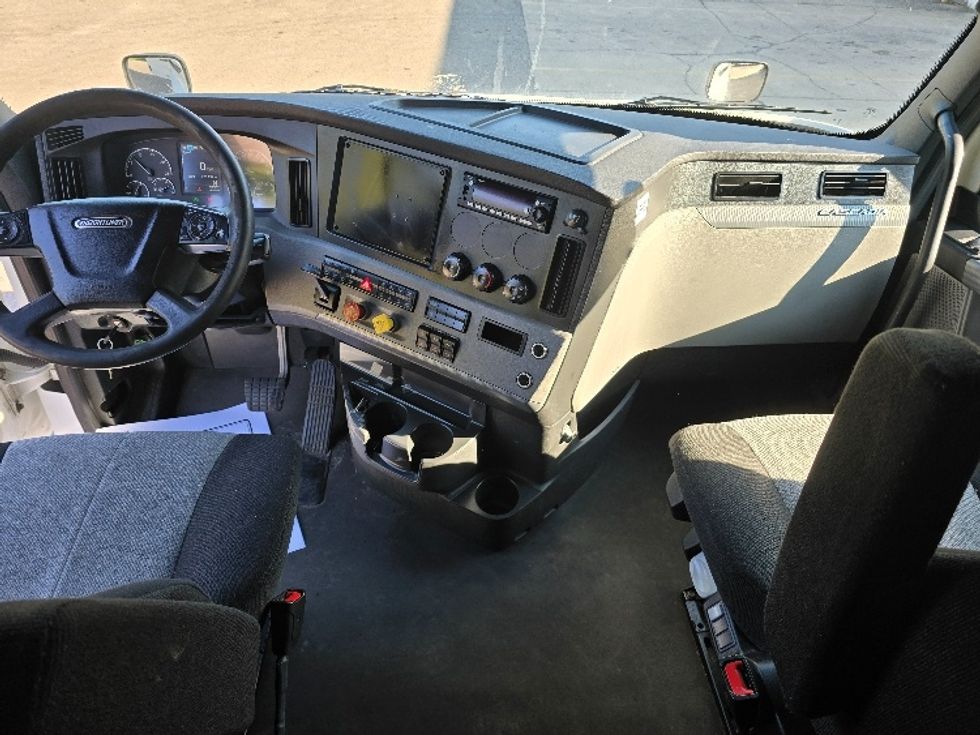 Sleeper Tractor-Heavy Duty Tractors-Freightliner-2022-T12664ST-Zanesville-OH-779,200\n\t\tmiles-$ 49,500 - Image 12