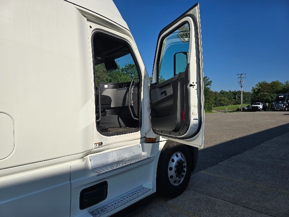 Sleeper Tractor-Heavy Duty Tractors-Freightliner-2022-T12664ST-Zanesville-OH-779,200\n\t\tmiles-$ 49,500 - Image 13