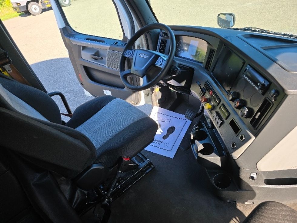 Sleeper Tractor-Heavy Duty Tractors-Freightliner-2022-T12664ST-Zanesville-OH-779,200\n\t\tmiles-$ 49,500 - Image 15