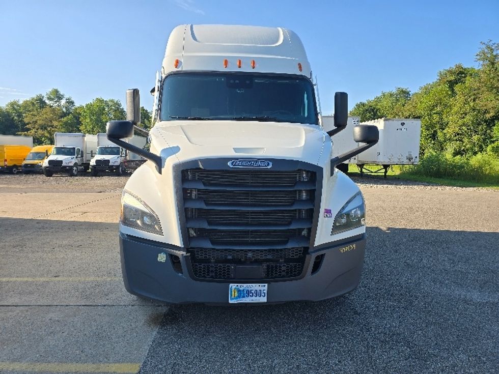 Sleeper Tractor-Heavy Duty Tractors-Freightliner-2022-T12664ST-Zanesville-OH-779,200\n\t\tmiles-$ 49,500 - Image 2