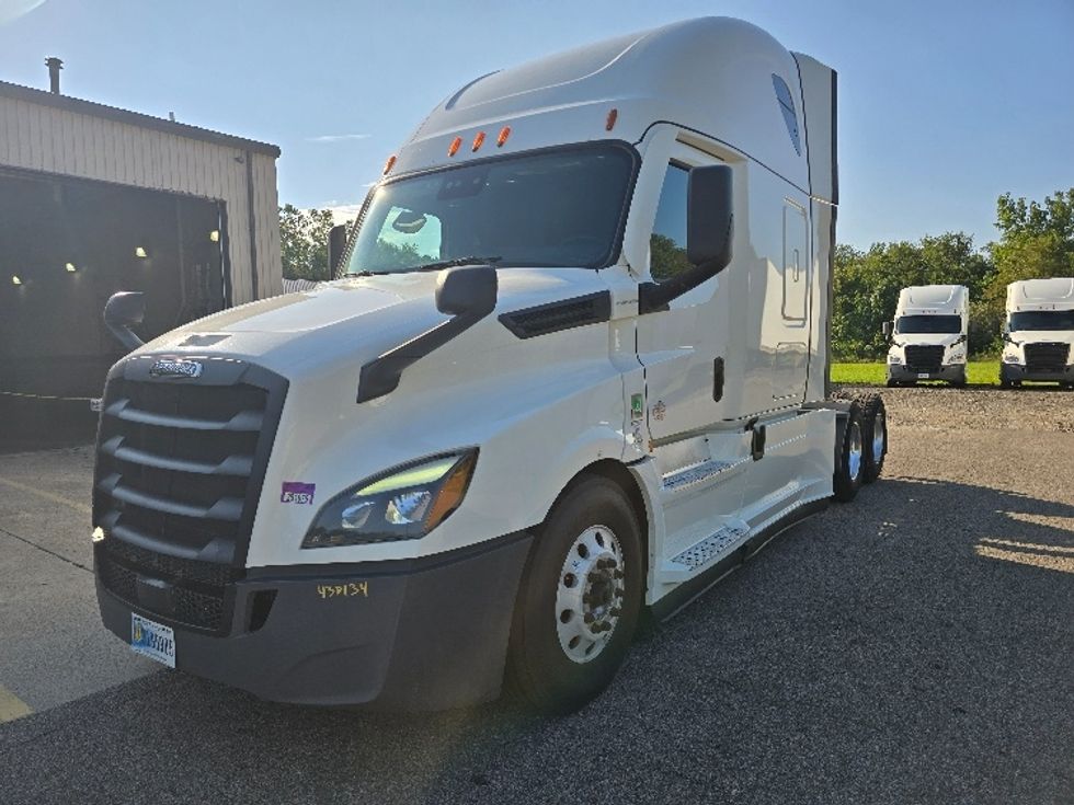 Sleeper Tractor-Heavy Duty Tractors-Freightliner-2022-T12664ST-Zanesville-OH-779,200\n\t\tmiles-$ 49,500 - Image 3