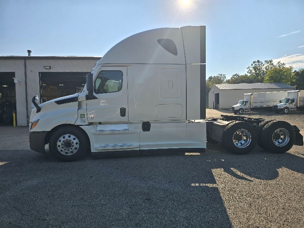 Sleeper Tractor-Heavy Duty Tractors-Freightliner-2022-T12664ST-Zanesville-OH-779,200\n\t\tmiles-$ 49,500 - Image 4