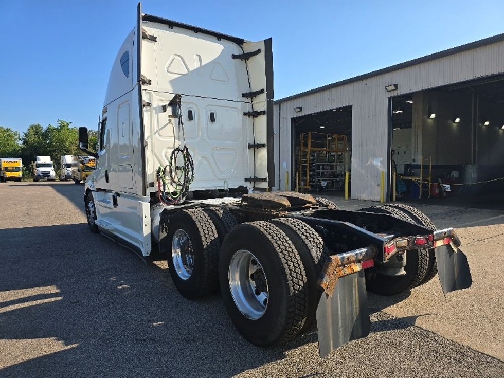 Sleeper Tractor-Heavy Duty Tractors-Freightliner-2022-T12664ST-Zanesville-OH-779,200\n\t\tmiles-$ 49,500 - Image 5
