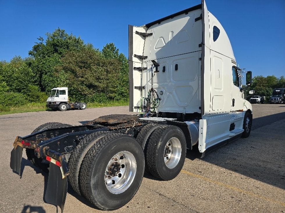 Sleeper Tractor-Heavy Duty Tractors-Freightliner-2022-T12664ST-Zanesville-OH-779,200\n\t\tmiles-$ 49,500 - Image 7