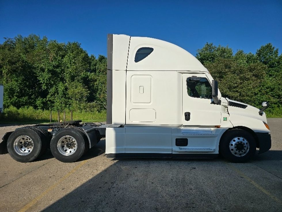 Sleeper Tractor-Heavy Duty Tractors-Freightliner-2022-T12664ST-Zanesville-OH-779,200\n\t\tmiles-$ 49,500 - Image 8