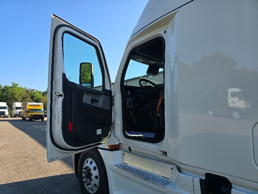 Sleeper Tractor-Heavy Duty Tractors-Freightliner-2022-T12664ST-Zanesville-OH-779,200\n\t\tmiles-$ 49,500 - Image 9