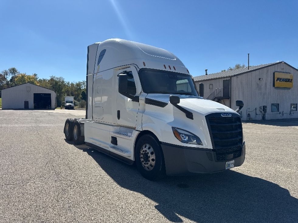 Sleeper Tractor-Heavy Duty Tractors-Freightliner-2022-T12664ST-Zanesville-OH-816,217\n\t\tmiles-$ 46,250 - Image 1