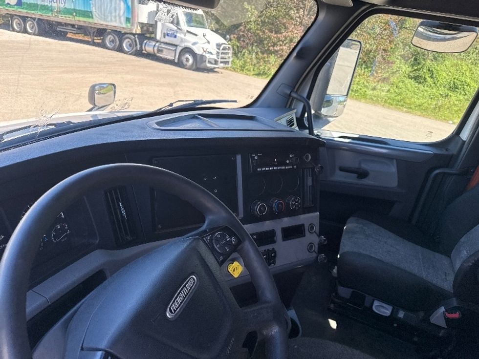 Sleeper Tractor-Heavy Duty Tractors-Freightliner-2022-T12664ST-Zanesville-OH-816,217\n\t\tmiles-$ 46,250 - Image 10