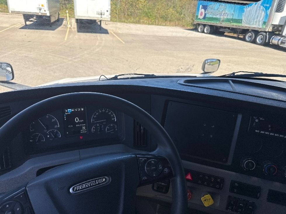 Sleeper Tractor-Heavy Duty Tractors-Freightliner-2022-T12664ST-Zanesville-OH-816,217\n\t\tmiles-$ 46,250 - Image 11