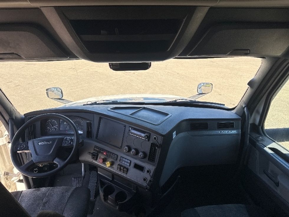 Sleeper Tractor-Heavy Duty Tractors-Freightliner-2022-T12664ST-Zanesville-OH-816,217\n\t\tmiles-$ 46,250 - Image 12