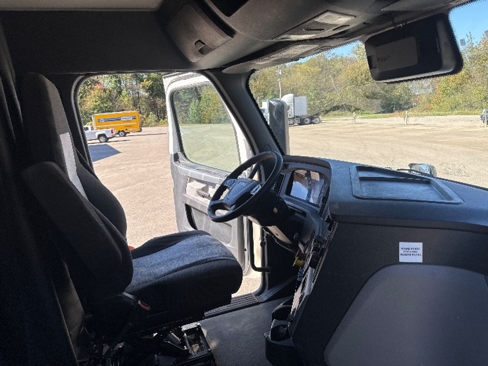 Sleeper Tractor-Heavy Duty Tractors-Freightliner-2022-T12664ST-Zanesville-OH-816,217\n\t\tmiles-$ 46,250 - Image 14