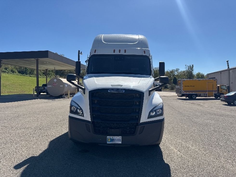 Sleeper Tractor-Heavy Duty Tractors-Freightliner-2022-T12664ST-Zanesville-OH-816,217\n\t\tmiles-$ 46,250 - Image 2