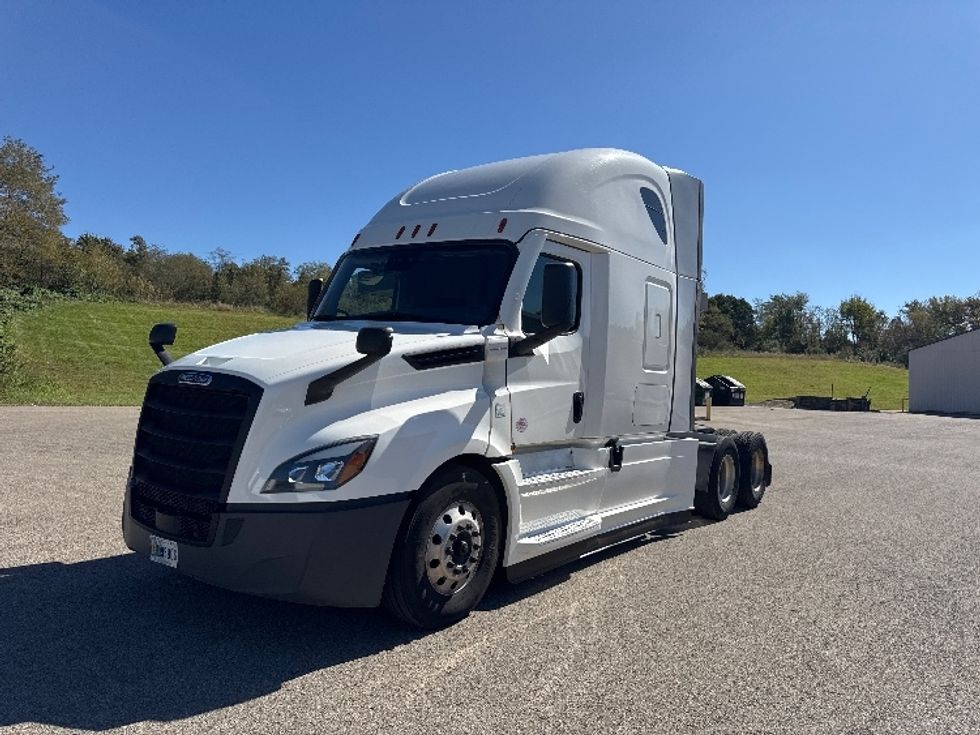 Sleeper Tractor-Heavy Duty Tractors-Freightliner-2022-T12664ST-Zanesville-OH-816,217\n\t\tmiles-$ 46,250 - Image 3