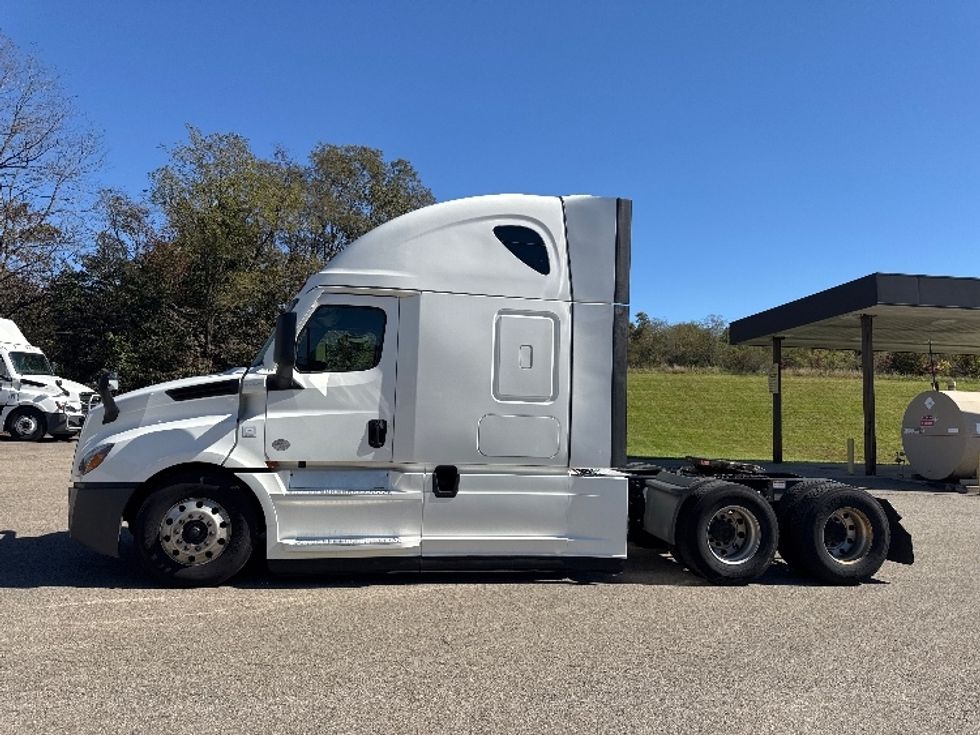 Sleeper Tractor-Heavy Duty Tractors-Freightliner-2022-T12664ST-Zanesville-OH-816,217\n\t\tmiles-$ 46,250 - Image 4