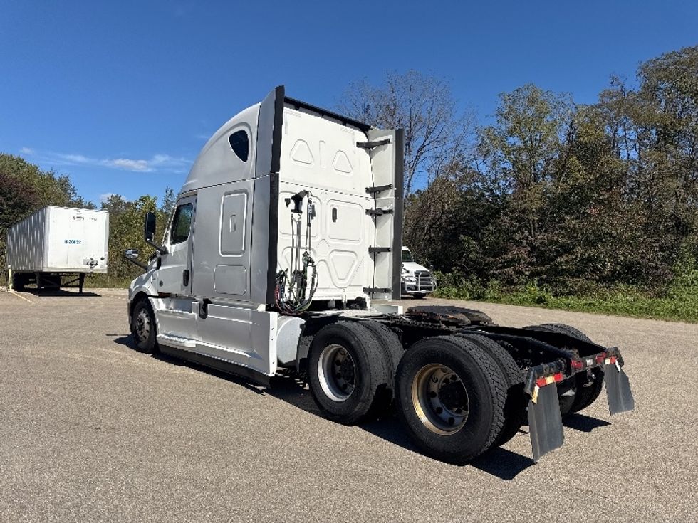 Sleeper Tractor-Heavy Duty Tractors-Freightliner-2022-T12664ST-Zanesville-OH-816,217\n\t\tmiles-$ 46,250 - Image 5