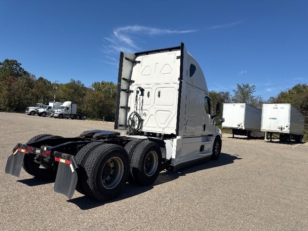 Sleeper Tractor-Heavy Duty Tractors-Freightliner-2022-T12664ST-Zanesville-OH-816,217\n\t\tmiles-$ 46,250 - Image 7