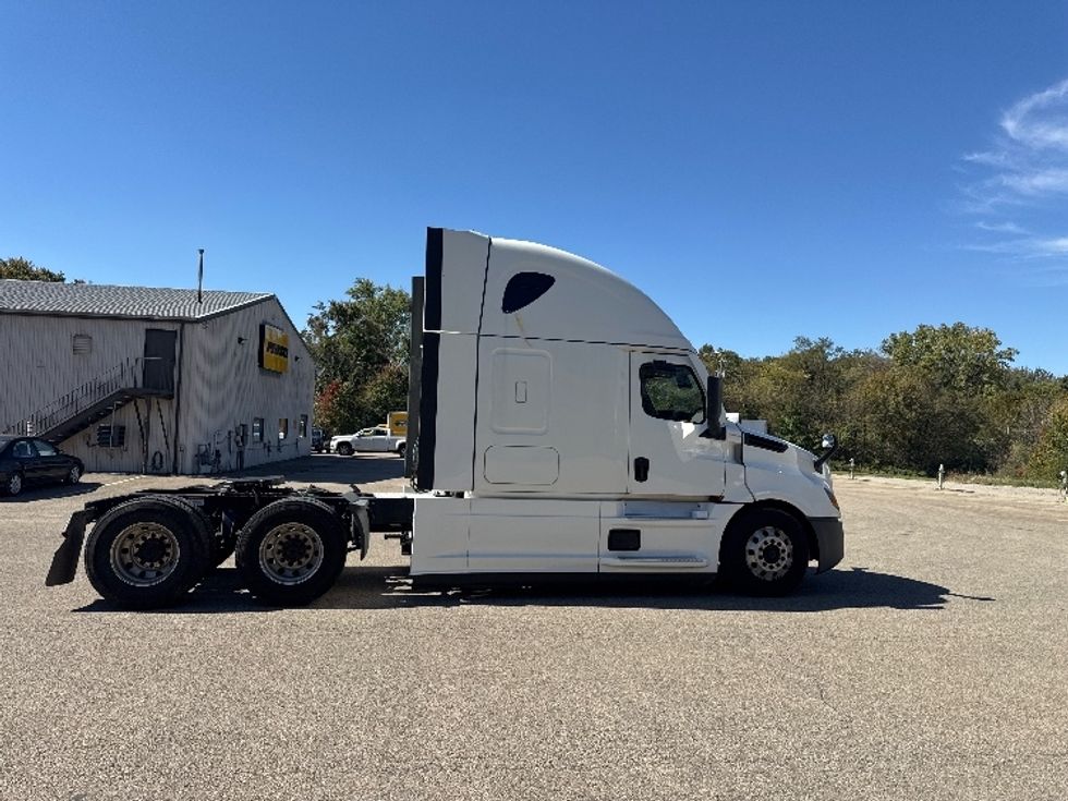 Sleeper Tractor-Heavy Duty Tractors-Freightliner-2022-T12664ST-Zanesville-OH-816,217\n\t\tmiles-$ 46,250 - Image 8