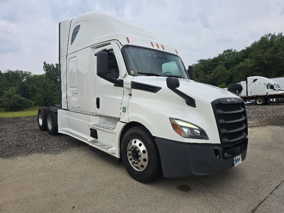 Sleeper Tractor-Heavy Duty Tractors-Freightliner-2022-T12664ST-Zanesville-OH-898,801\n\t\tmiles-$ 37,750 - Image 1
