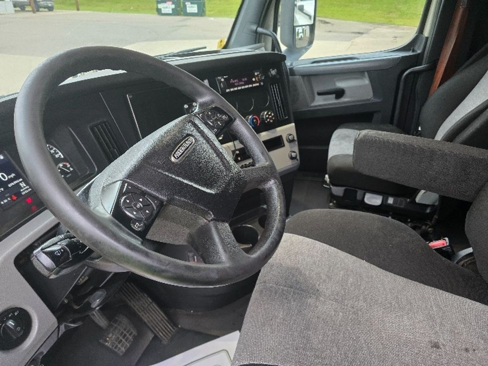 Sleeper Tractor-Heavy Duty Tractors-Freightliner-2022-T12664ST-Zanesville-OH-898,801\n\t\tmiles-$ 37,750 - Image 10