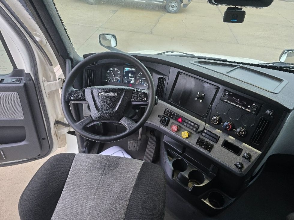 Sleeper Tractor-Heavy Duty Tractors-Freightliner-2022-T12664ST-Zanesville-OH-898,801\n\t\tmiles-$ 37,750 - Image 11