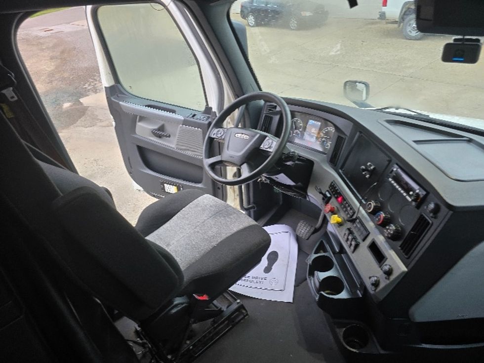 Sleeper Tractor-Heavy Duty Tractors-Freightliner-2022-T12664ST-Zanesville-OH-898,801\n\t\tmiles-$ 37,750 - Image 12