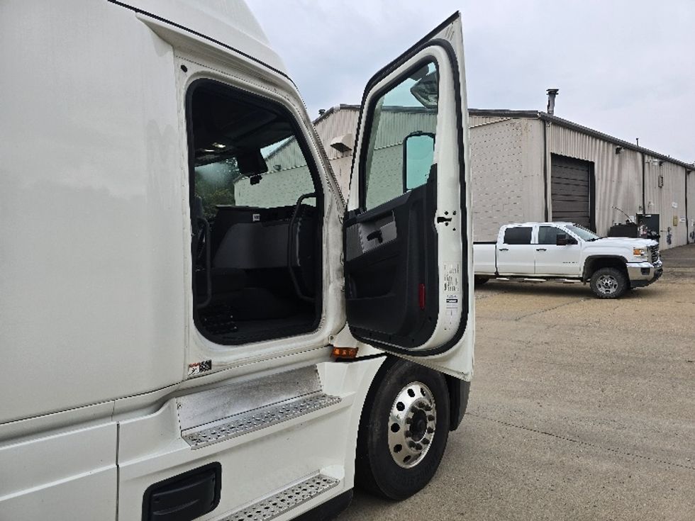 Sleeper Tractor-Heavy Duty Tractors-Freightliner-2022-T12664ST-Zanesville-OH-898,801\n\t\tmiles-$ 37,750 - Image 13