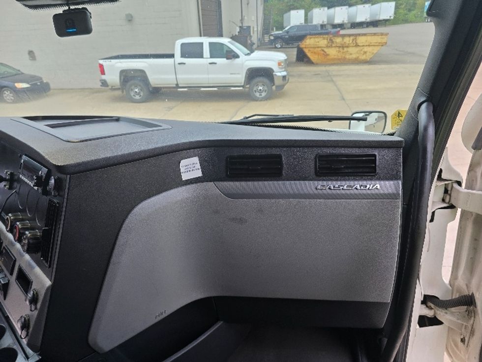 Sleeper Tractor-Heavy Duty Tractors-Freightliner-2022-T12664ST-Zanesville-OH-898,801\n\t\tmiles-$ 37,750 - Image 14