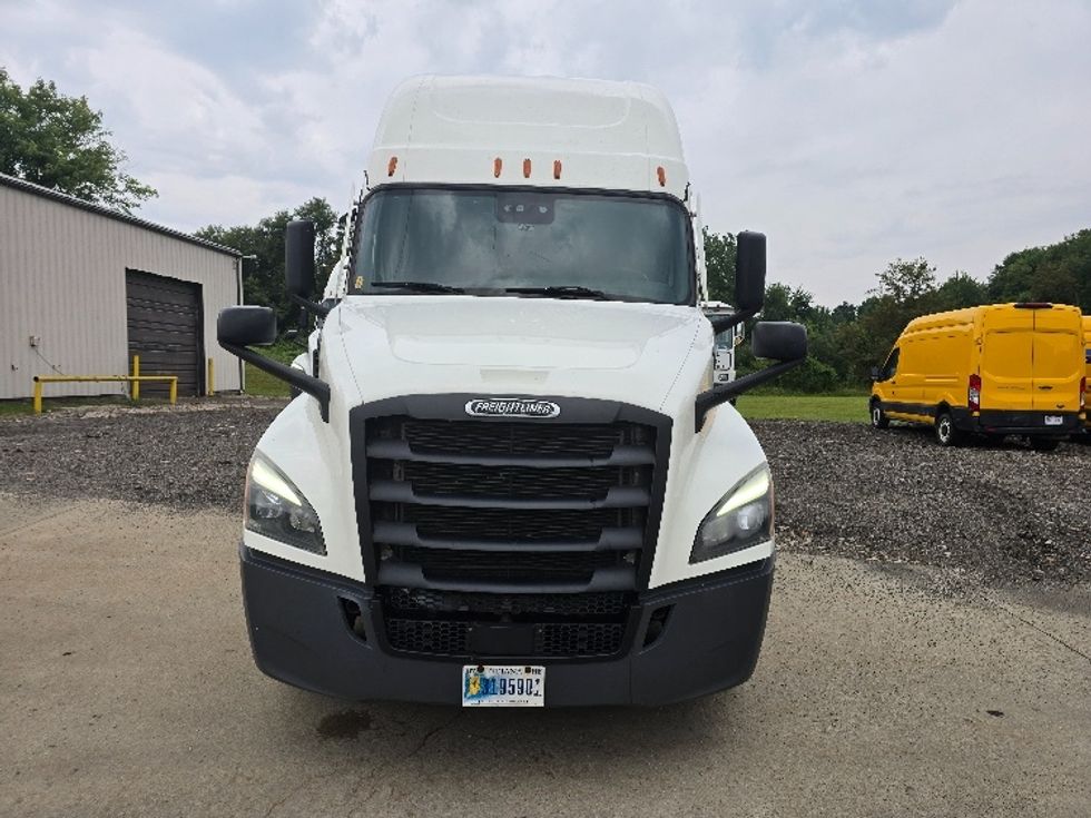 Sleeper Tractor-Heavy Duty Tractors-Freightliner-2022-T12664ST-Zanesville-OH-898,801\n\t\tmiles-$ 37,750 - Image 2