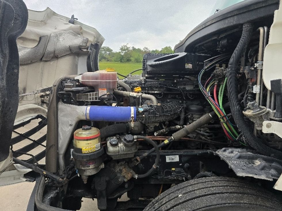 Sleeper Tractor-Heavy Duty Tractors-Freightliner-2022-T12664ST-Zanesville-OH-898,801\n\t\tmiles-$ 37,750 - Image 21