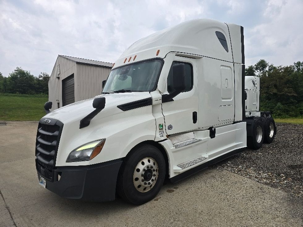 Sleeper Tractor-Heavy Duty Tractors-Freightliner-2022-T12664ST-Zanesville-OH-898,801\n\t\tmiles-$ 37,750 - Image 3