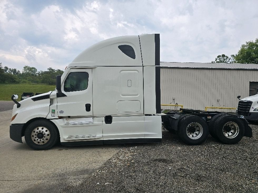 Sleeper Tractor-Heavy Duty Tractors-Freightliner-2022-T12664ST-Zanesville-OH-898,801\n\t\tmiles-$ 37,750 - Image 4