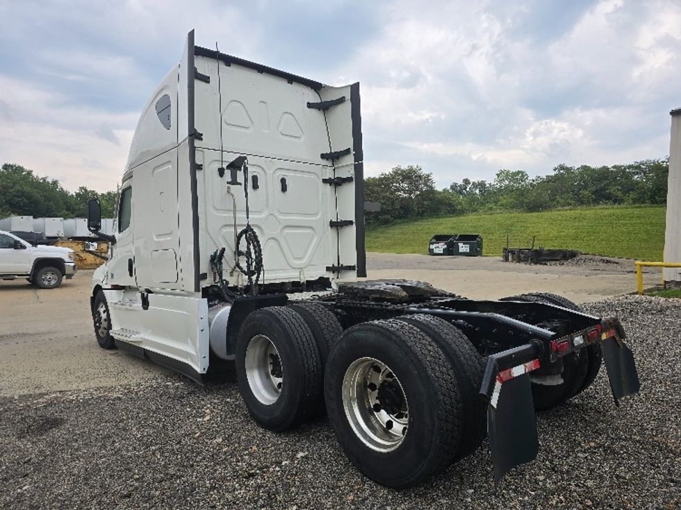 Sleeper Tractor-Heavy Duty Tractors-Freightliner-2022-T12664ST-Zanesville-OH-898,801\n\t\tmiles-$ 37,750 - Image 5