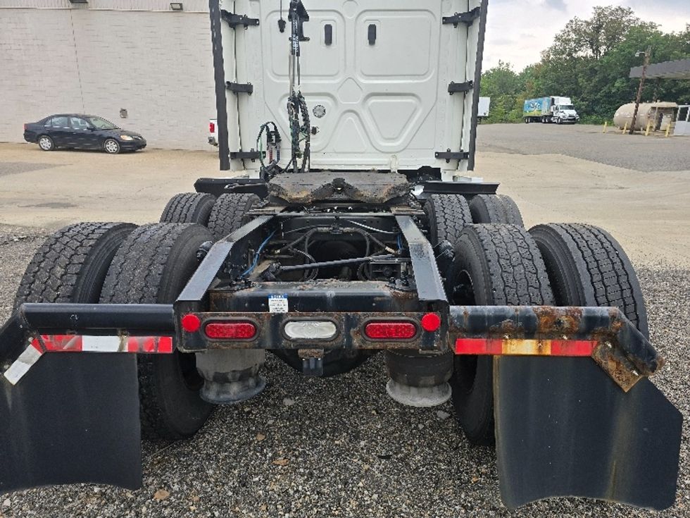 Sleeper Tractor-Heavy Duty Tractors-Freightliner-2022-T12664ST-Zanesville-OH-898,801\n\t\tmiles-$ 37,750 - Image 6