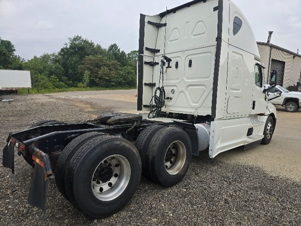 Sleeper Tractor-Heavy Duty Tractors-Freightliner-2022-T12664ST-Zanesville-OH-898,801\n\t\tmiles-$ 37,750 - Image 7