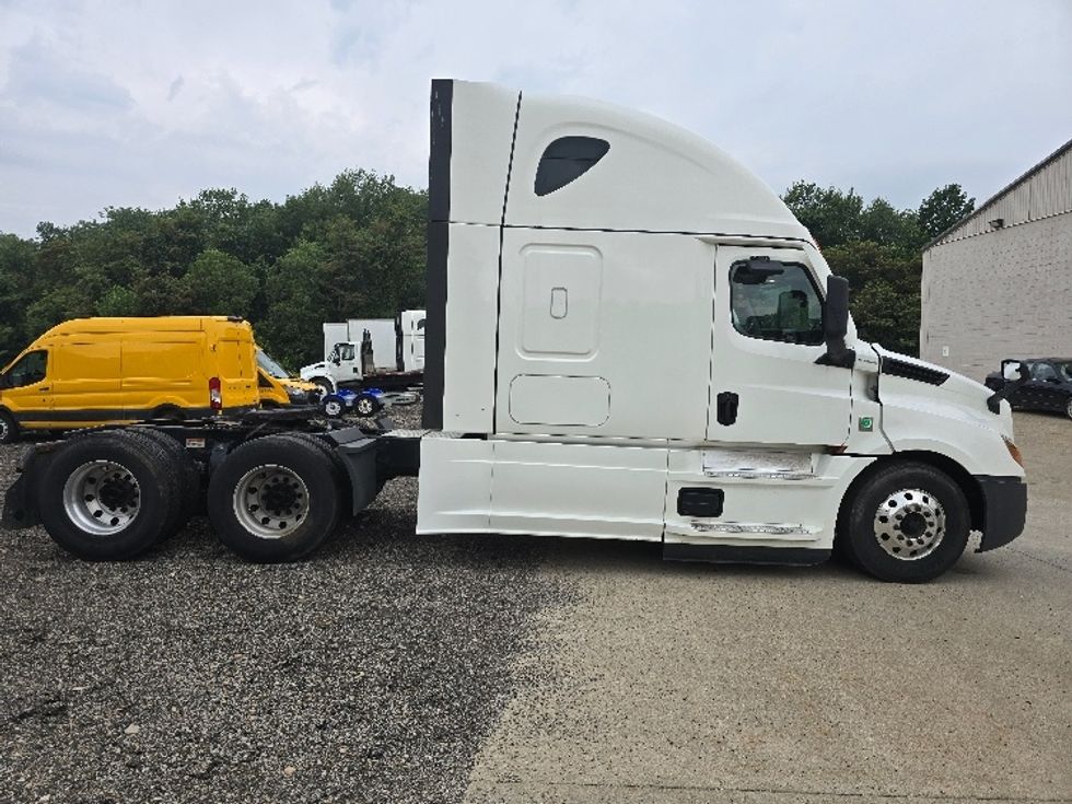 Sleeper Tractor-Heavy Duty Tractors-Freightliner-2022-T12664ST-Zanesville-OH-898,801\n\t\tmiles-$ 37,750 - Image 8