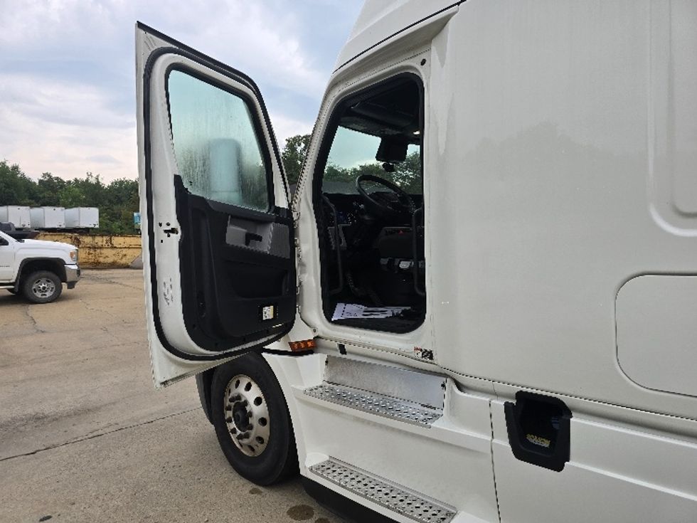 Sleeper Tractor-Heavy Duty Tractors-Freightliner-2022-T12664ST-Zanesville-OH-898,801\n\t\tmiles-$ 37,750 - Image 9