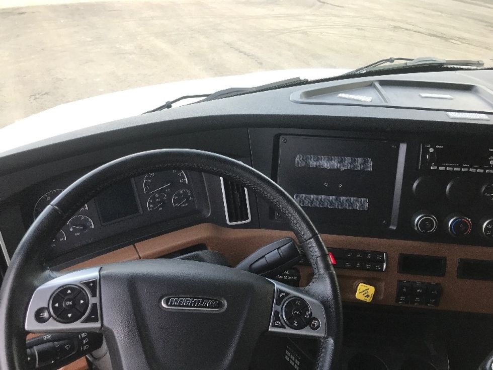 Sleeper Tractor-Heavy Duty Tractors-Freightliner-2022-T12664ST-Zelienople-PA-404,676\n\t\tmiles-$ 71,250 - Image 11