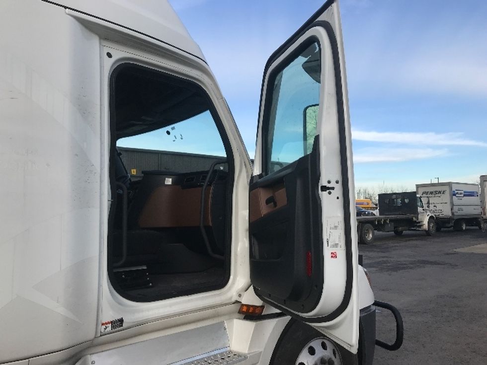 Sleeper Tractor-Heavy Duty Tractors-Freightliner-2022-T12664ST-Zelienople-PA-404,676\n\t\tmiles-$ 71,250 - Image 13